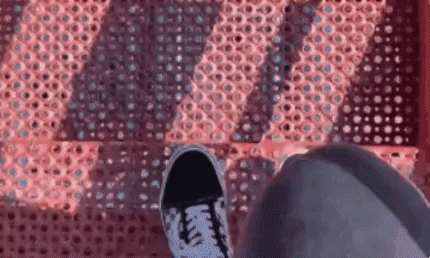롤러코스터가 멈춰서 걸어서 내려오는 사람들.gif | 인스티즈