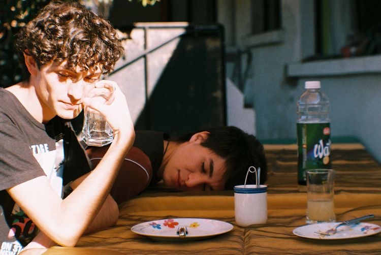 친했던 친구와 점점 보는 세상의 풍경이 달라진다는 건 참 슬픈 일이야.twt | 인스티즈