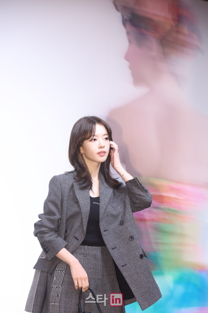 오늘자 머리 자른 배우 노정의 기사 사진 | 인스티즈