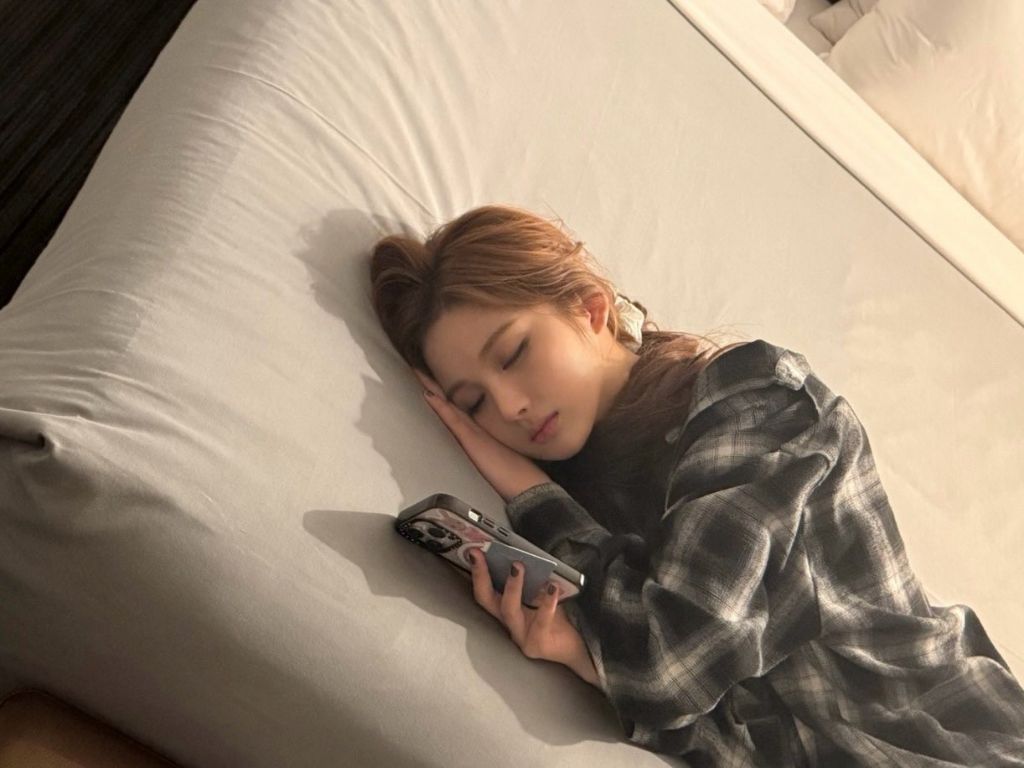 휴대폰 손에 쥐고있다가 잠든 설윤 | 인스티즈