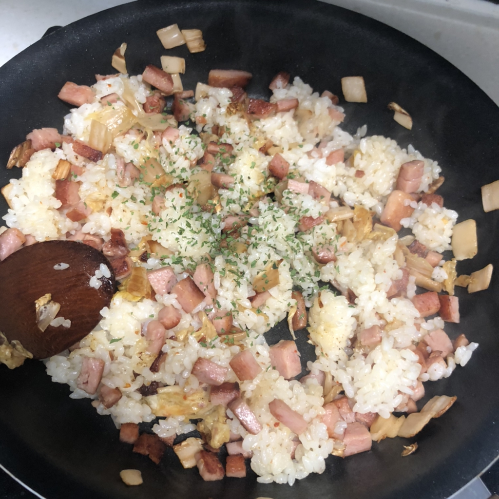 단 5분만에! 만드는 초 간 단 묵은지스팸볶음밥🧑��‍🍳 주먹밥응용 가능한! | 인스티즈