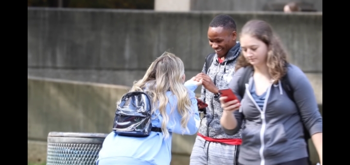 모르는 사람한테 냅다 손키스 날려보기 | 인스티즈