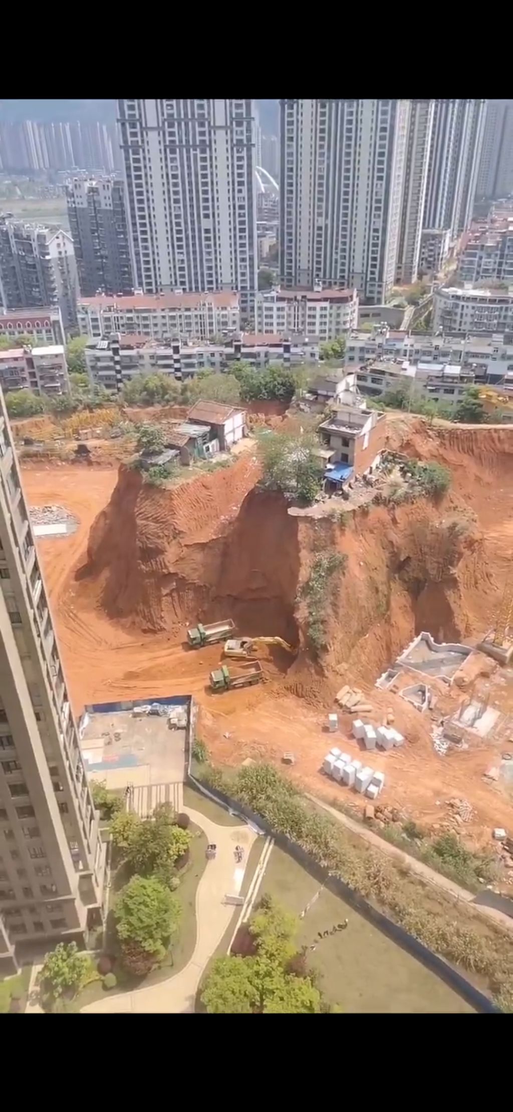 재개발구역인데 땅을 너무 깊게 파는것같다 | 인스티즈