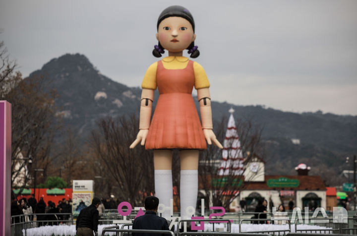 서울 광화문에 세워진 오징어게임 영희 | 인스티즈