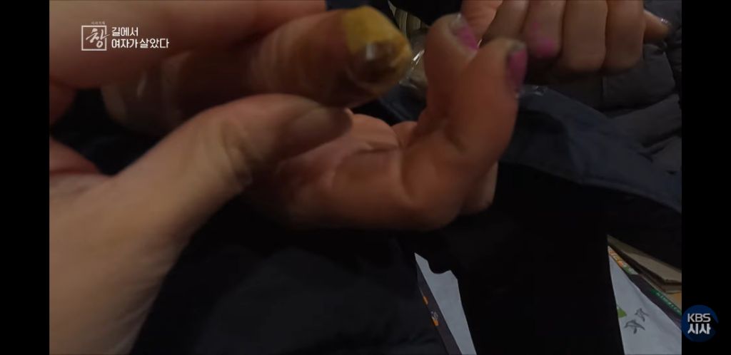 여자노숙인이 자는 화장실 | 인스티즈