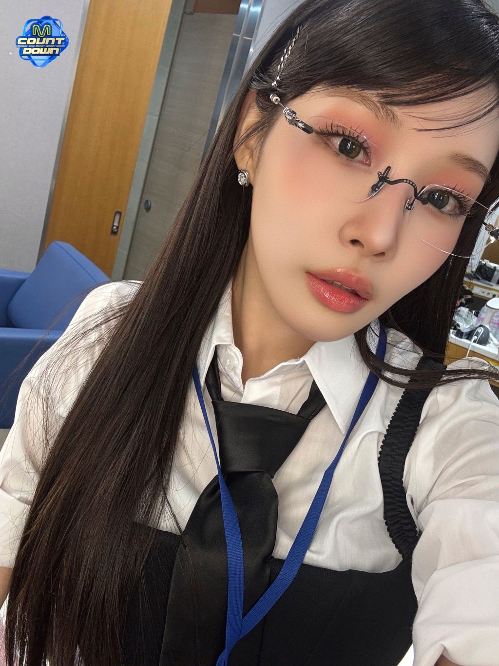 ㄹㅇ고자극 긱시크 그자체인 오늘자 청하 엠카 착장 | 인스티즈