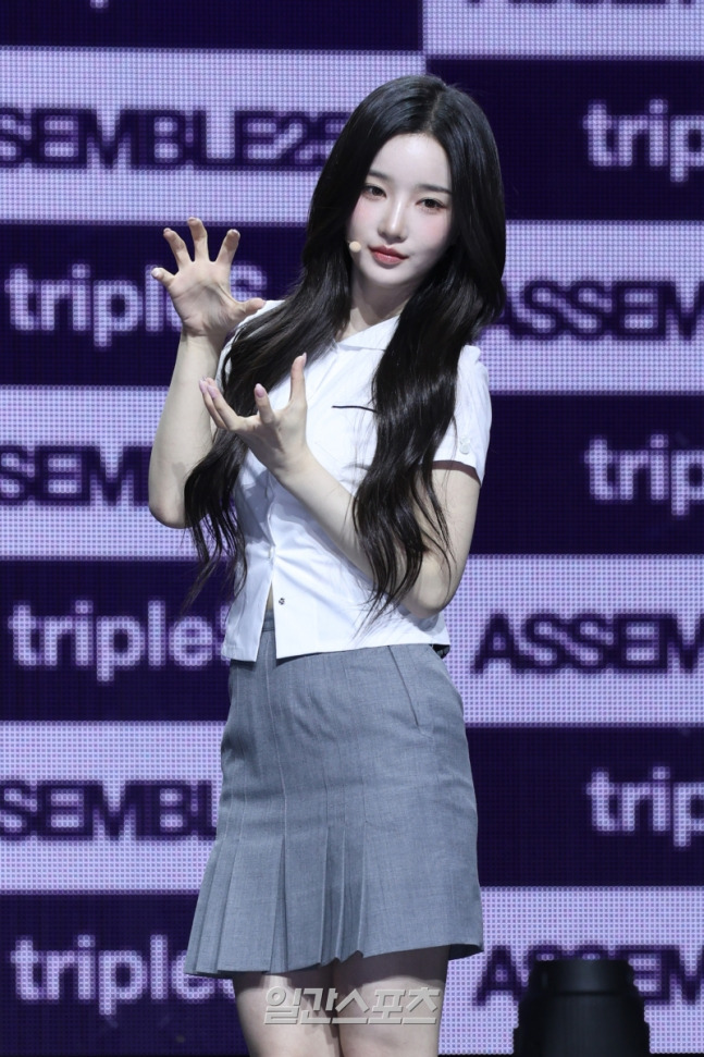 한국식 교복입고 쇼케이스 중인 트리플에스 | 인스티즈