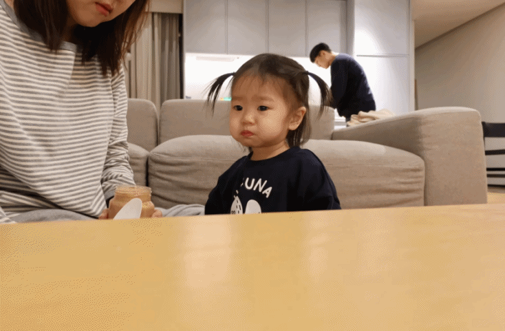 유트루 한테 혼나고 눈치 보는 나음이 (17개월 딸) | 인스티즈