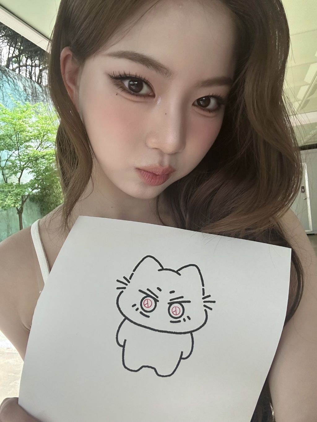 팬이 그린 그림으로 투표 인증한 여돌 | 인스티즈