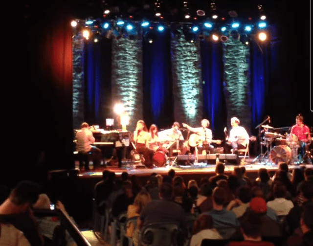 콘서트에서 트위터 올렸다가 무대 위로 불려간 내 친구 | 인스티즈