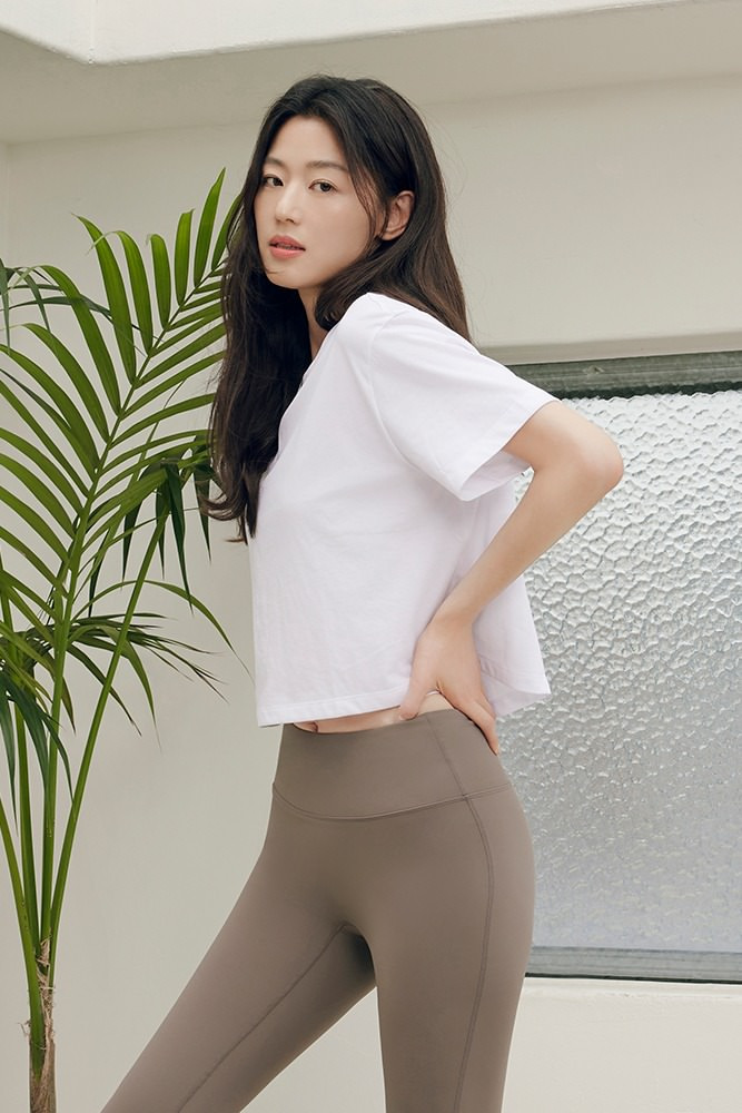 관리 진짜 엄청 잘하는 것 같은 전지현 레깅스 화보 | 인스티즈
