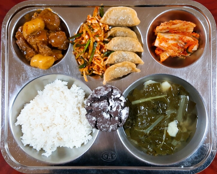 단체급식 비빔만두 만두탕수 jpg. - 악플달면 쩌리쩌려버려 - ＊여성시대＊ 차분한 20대들의 알흠다운 공간 단체급식 비빔만두 만두탕수 jpg.