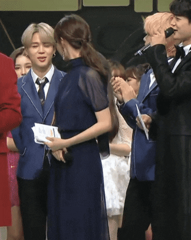 뷔의 세심한 다정함과 윤아의 센스&순발력으로 만들어진 훈훈한 모먼트.jpg | 인스티즈