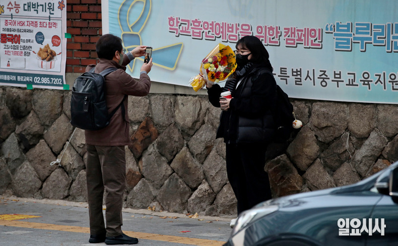 수능 때만 되면 생각 나는 돈 많은 아빠 보다 희귀한 아빠 .jpg | 인스티즈