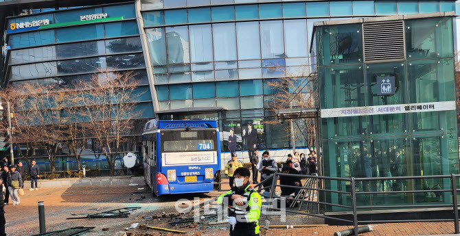 서울 서대문구 농협 본점 건물 들이받은 시내버스 | 인스티즈