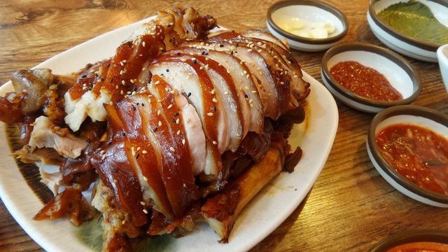 족발집에 6명의 손님이 들어왔는데 중짜 하나 시킴 | 인스티즈