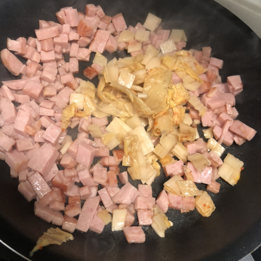 단 5분만에! 만드는 초 간 단 묵은지스팸볶음밥🧑��‍🍳 주먹밥응용 가능한! | 인스티즈