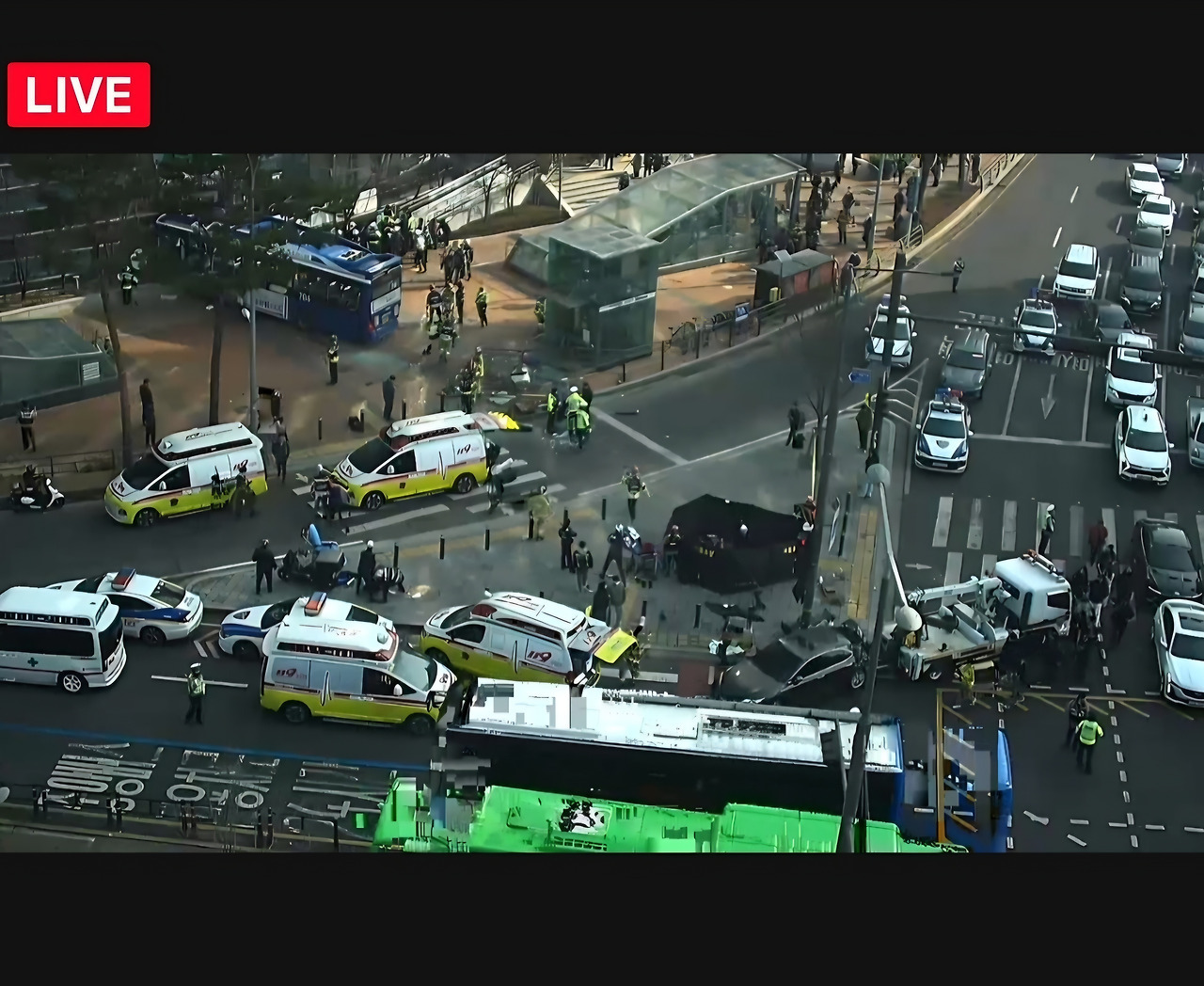 서울 서대문구 농협 본점 건물 들이받은 시내버스 | 인스티즈