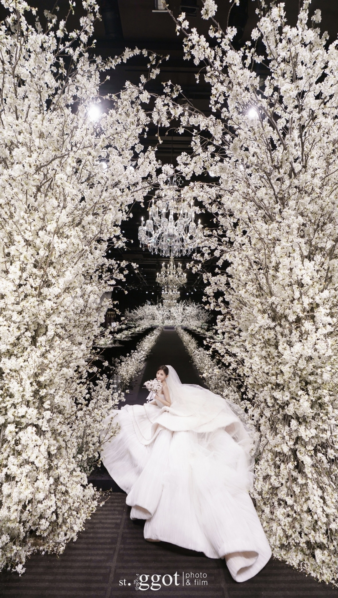 결혼식장을 벚꽃나무로 채운 티아라 효민 | 인스티즈