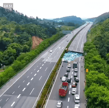 도로를 꽉 막아버린 고속도로 사고..gif | 인스티즈