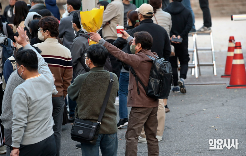 수능 때만 되면 생각 나는 돈 많은 아빠 보다 희귀한 아빠 .jpg | 인스티즈