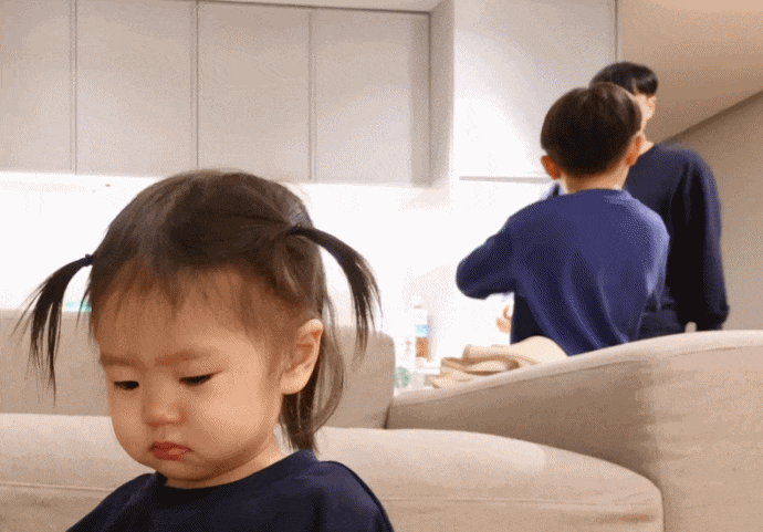 유트루 한테 혼나고 눈치 보는 나음이 (17개월 딸) | 인스티즈