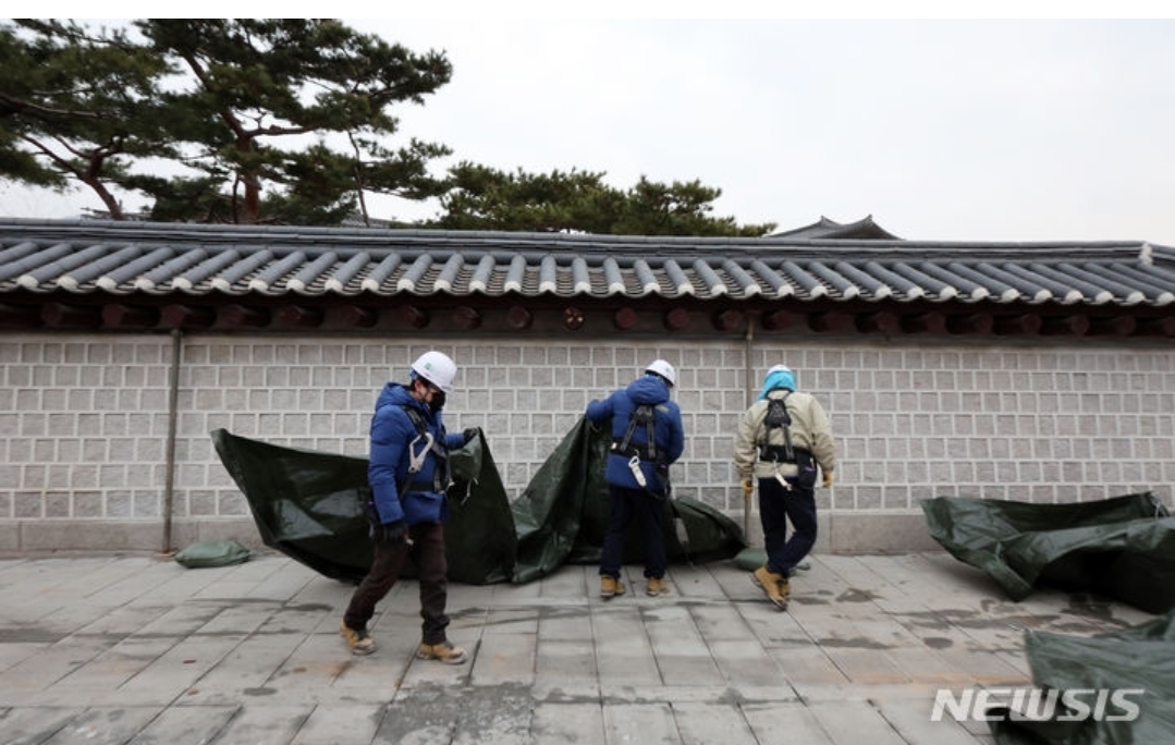 [포토] 경복궁 담장 낙서 제거 작업 완료 가림막 제거 공개 "범죄자에 비용 청구 검토" | 인스티즈