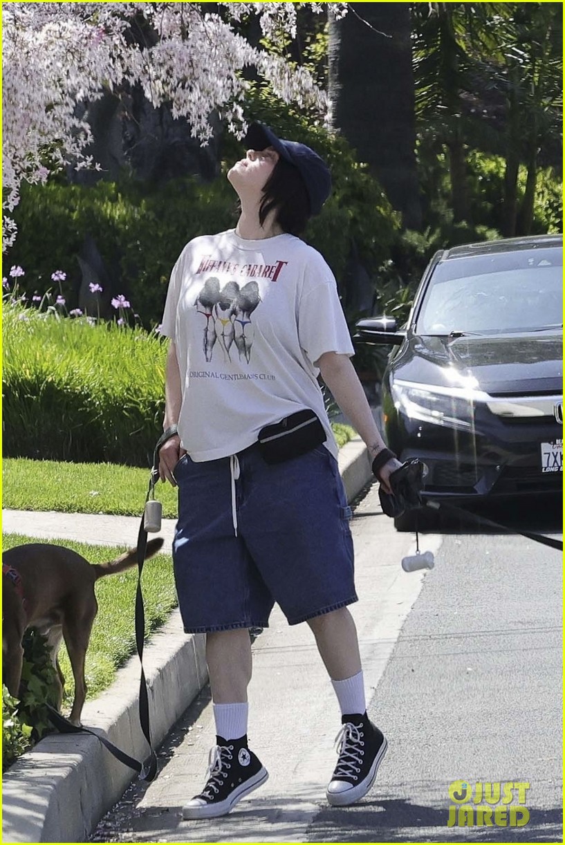 꽃향기 맡는 빌리 아이리시 | 인스티즈