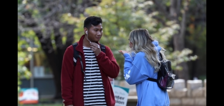 모르는 사람한테 냅다 손키스 날려보기 | 인스티즈