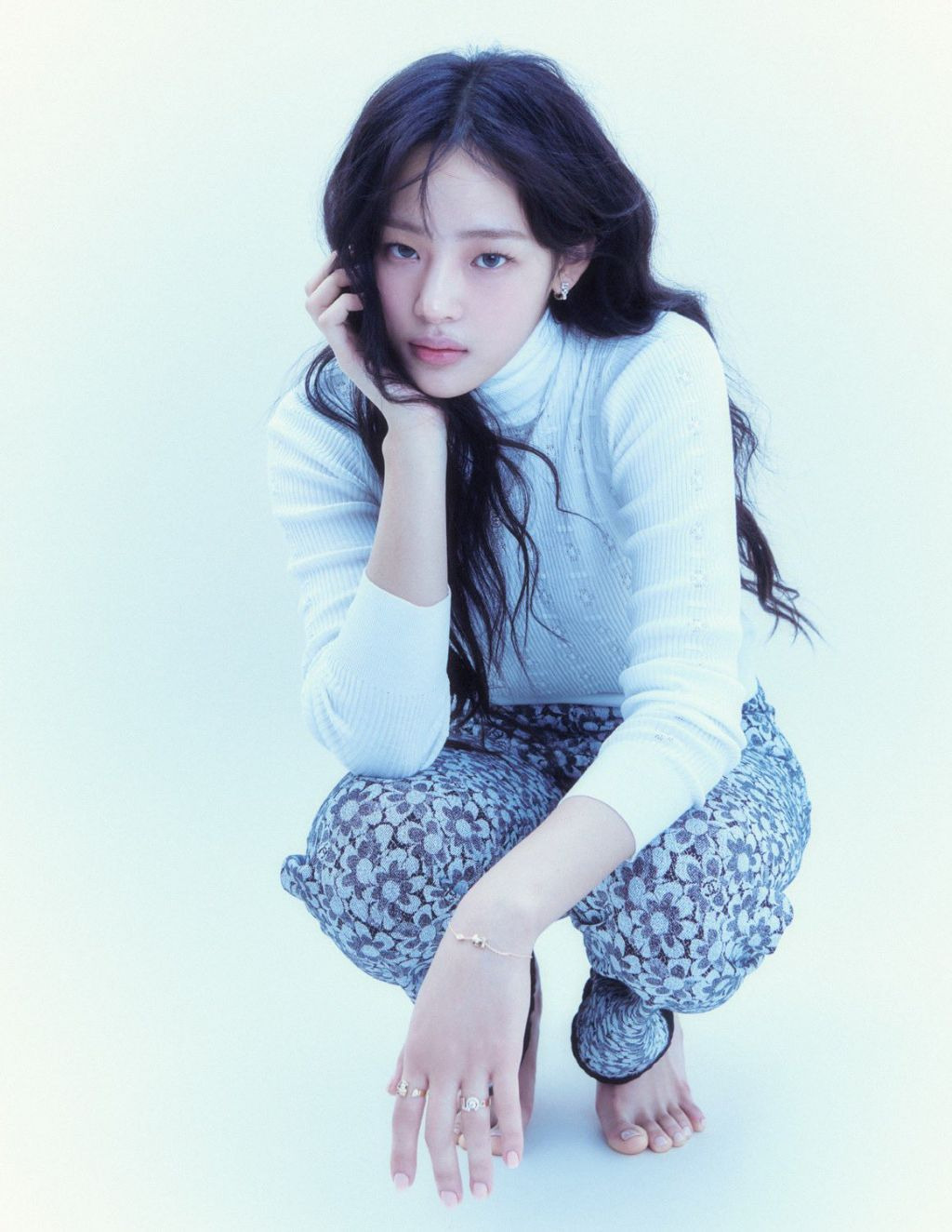 뉴진스 민지가 방금 포닝으로 보내준 보그X샤넬 화보 B컷들 | 인스티즈