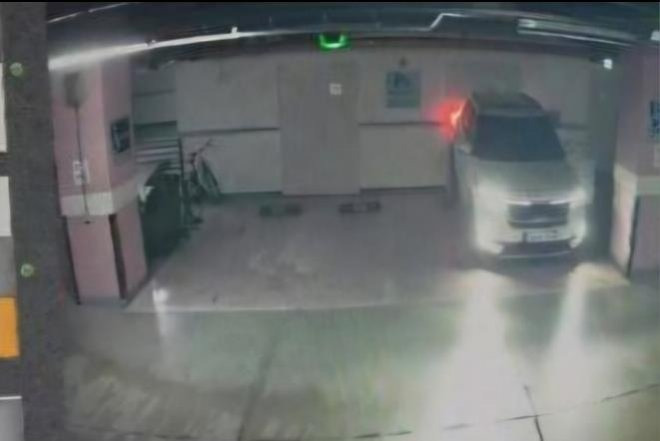 후진기어 넣고 트렁크 열다…차와 벽 사이 끼인 20대 여성 중태 | 인스티즈