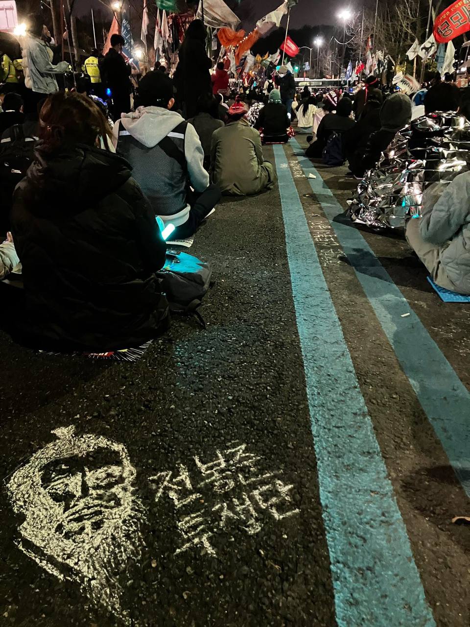 나경원의 농성 vs 국민의 농성 | 인스티즈