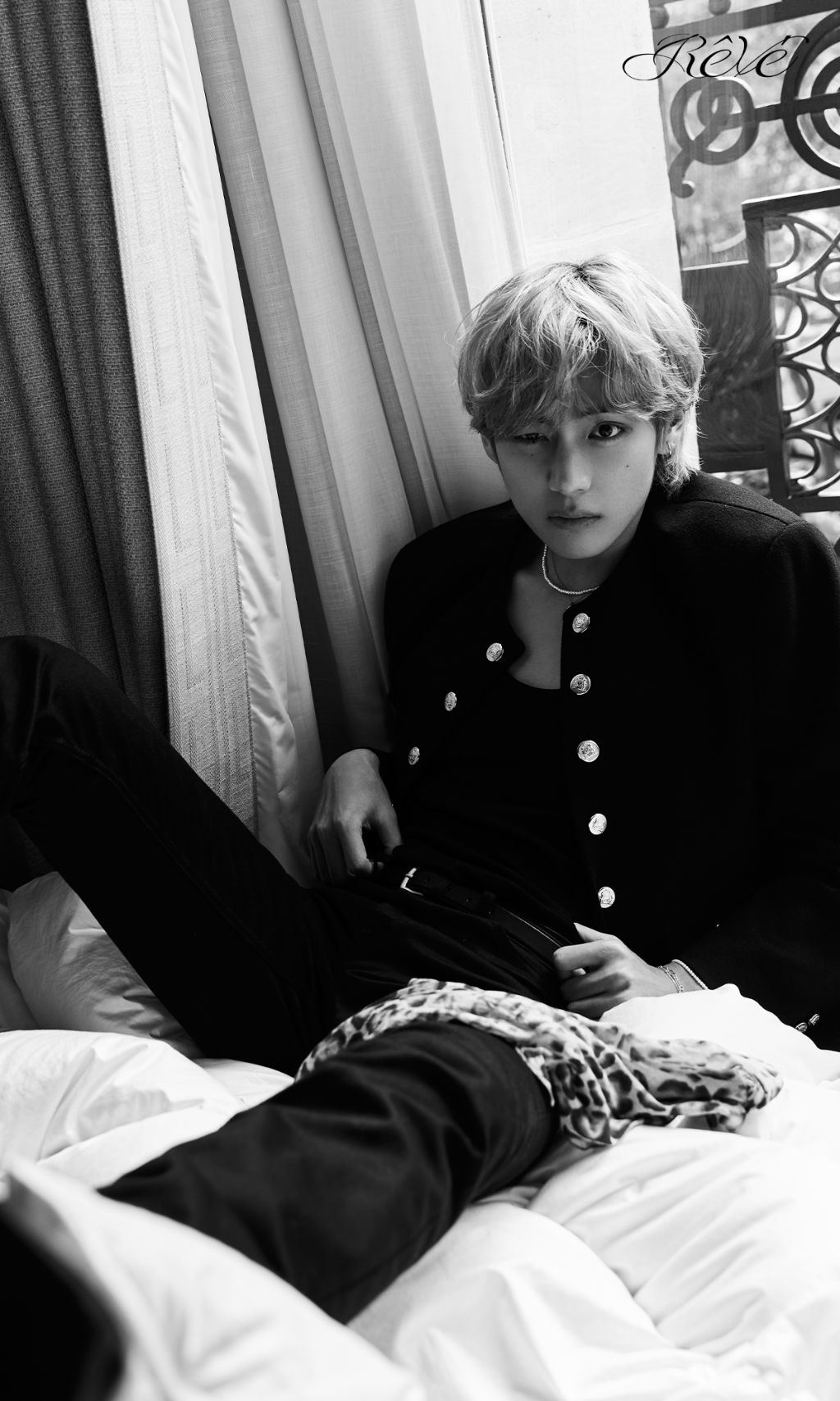 방탄소년단 뷔 포토북 Rêvé Concept Poster 1 | 인스티즈