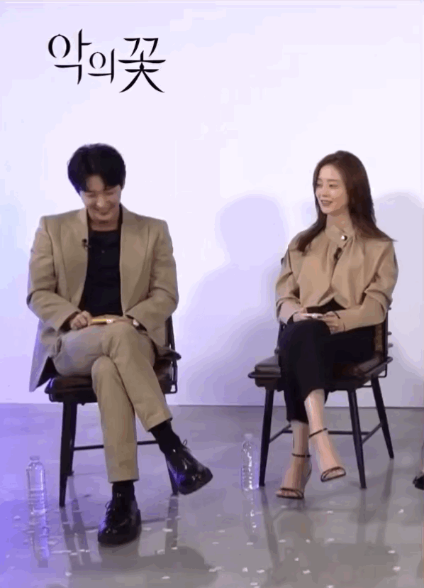 계속 물어보는 이준기와 달래는 문채원(너랑 멜로 좀 더 하려고 그런거야) | 인스티즈