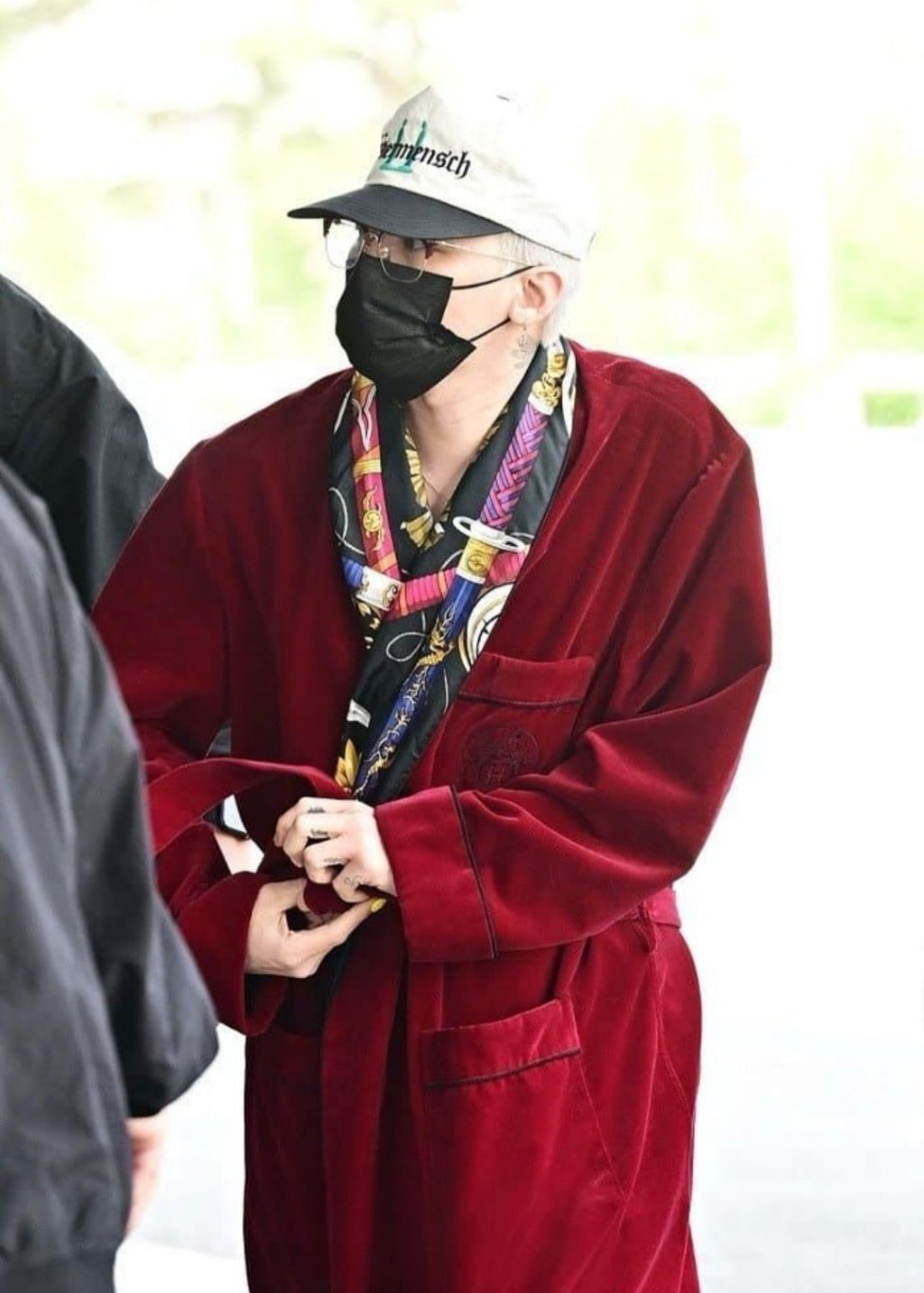 오늘 로브가운 입고 출국하는 지드래곤 | 인스티즈