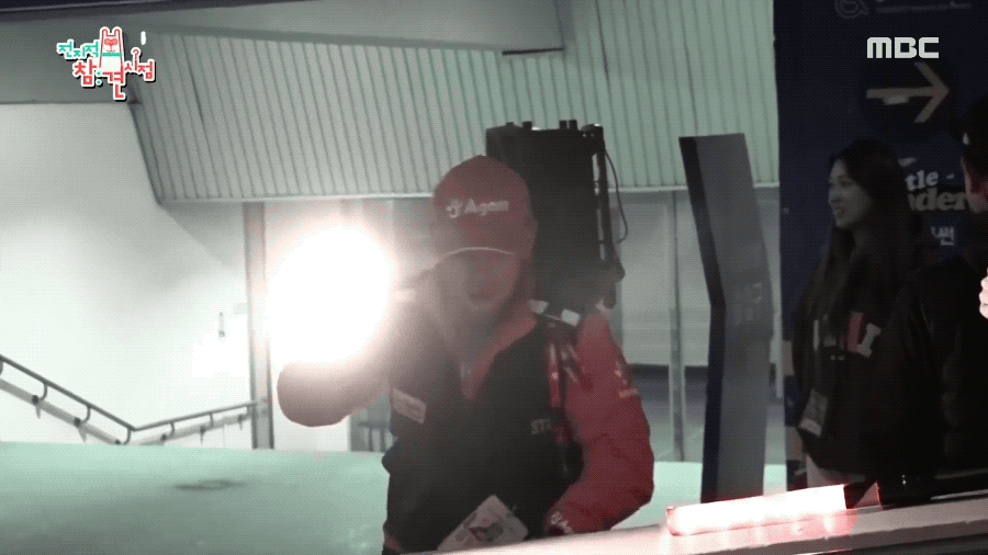 거의 열정이 조명 감독 뺨치는 송가인 팬클럽 스태프.jpg | 인스티즈