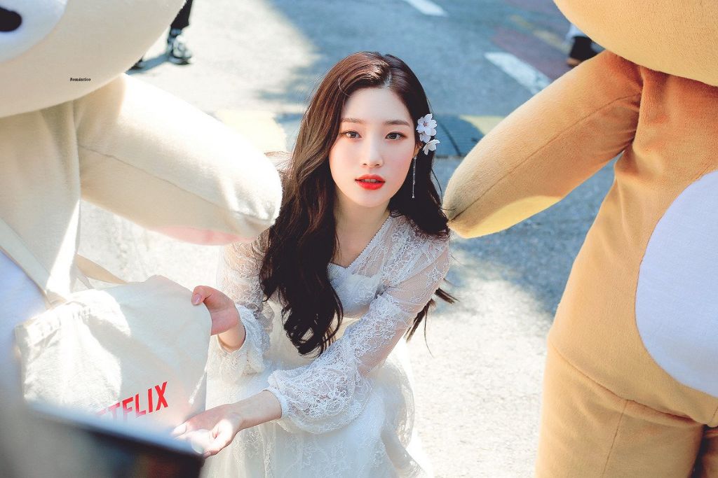 봄마다 꺼내보는 인간 벚꽃 정채연 | 인스티즈