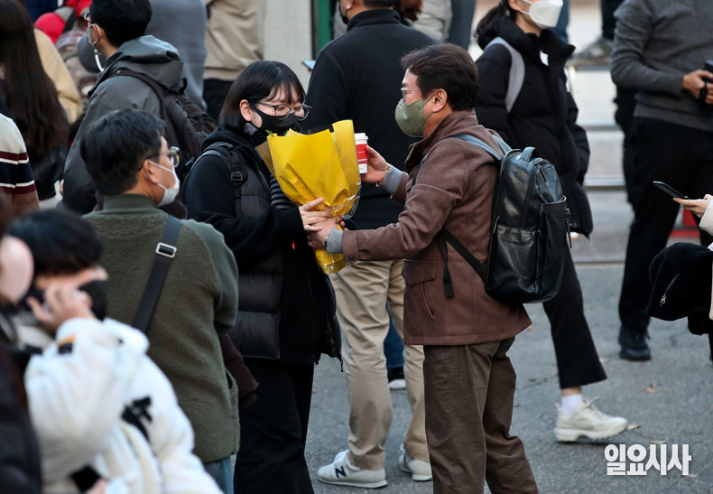 수능 때만 되면 생각 나는 돈 많은 아빠 보다 희귀한 아빠 .jpg | 인스티즈