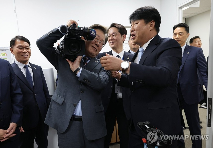 카메라 뷰파인더 보는 이재명 대통령ㅋㅋㅋㅋ | 인스티즈