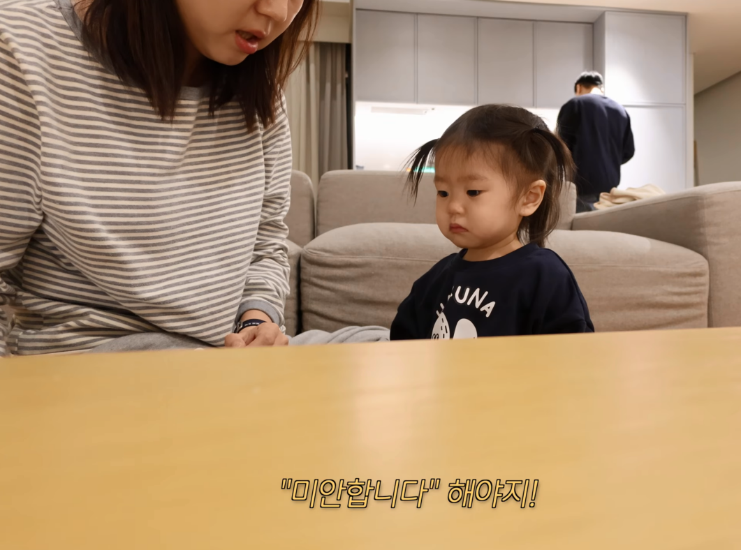 유트루 한테 혼나고 눈치 보는 나음이 (17개월 딸) | 인스티즈