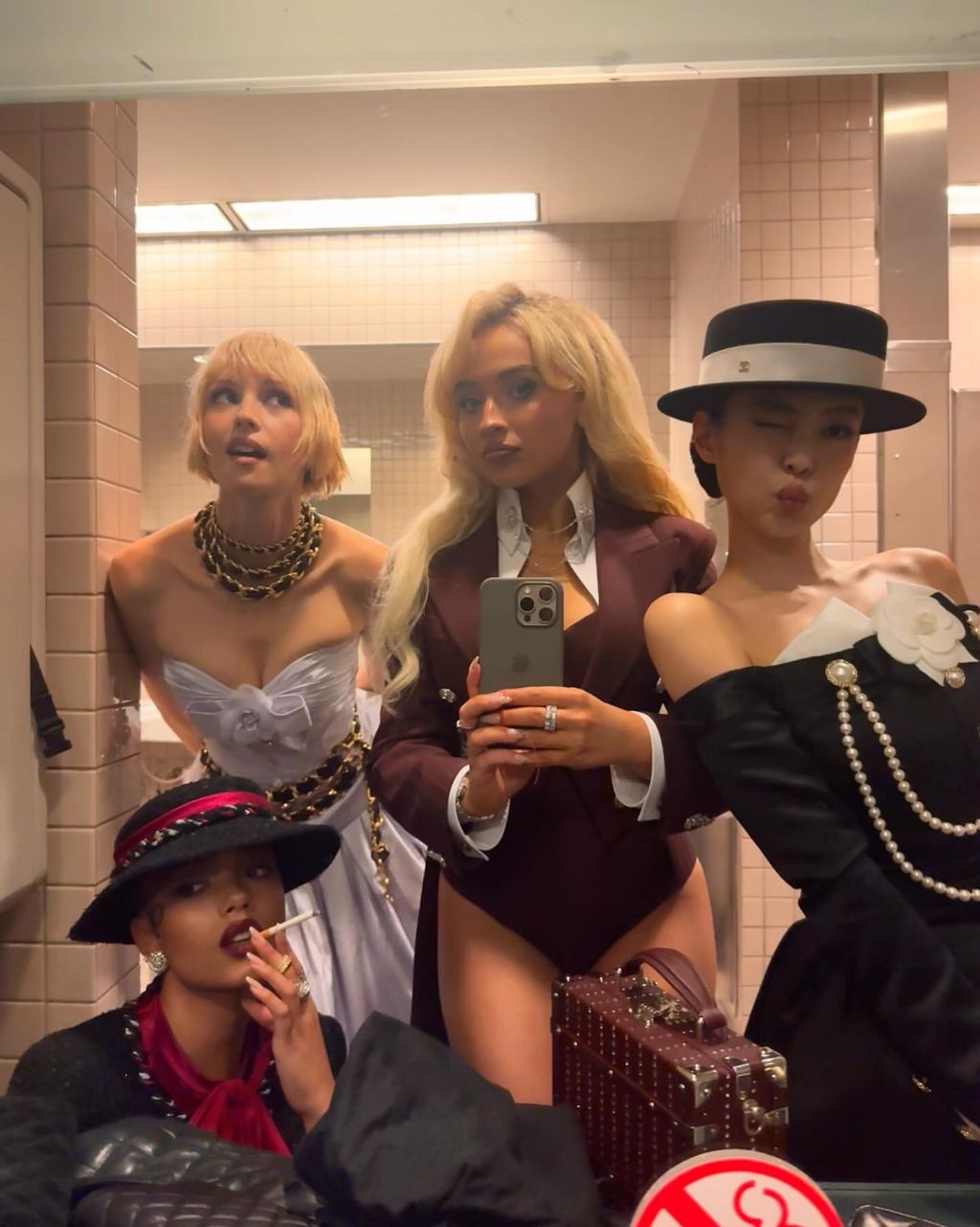 2025 멧갈라 화장실 셀피 (feat. 제니) | 인스티즈