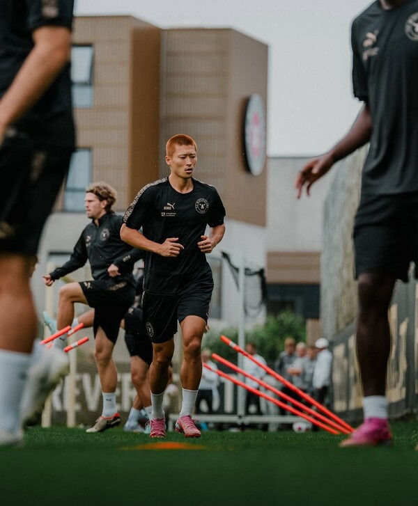 삭발+염색한 조규성.jpg | 인스티즈