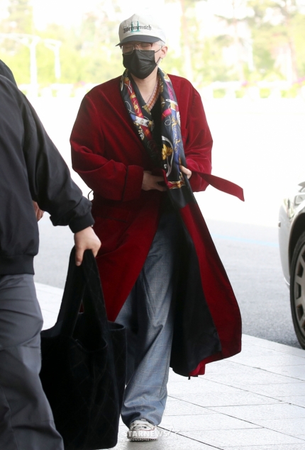 오늘 로브가운 입고 출국하는 지드래곤 | 인스티즈