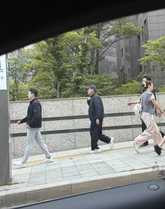 패딩석열 사진 이상한 거 하나 더 - 신발 | 인스티즈