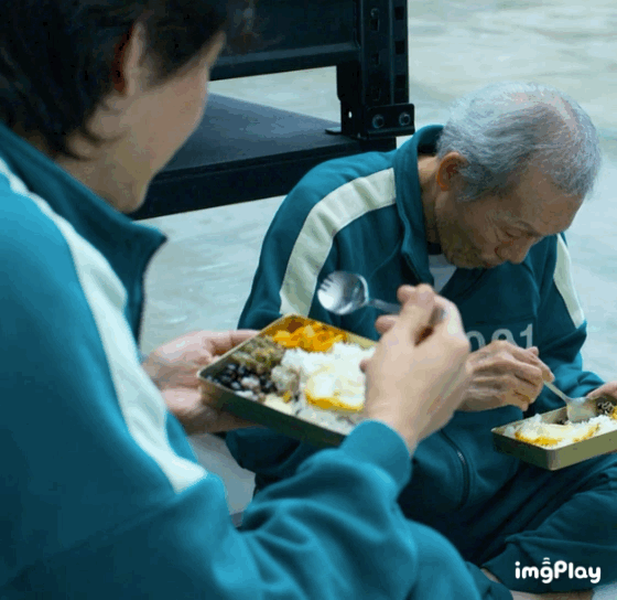 찐으로 공기밥을 먹고 있는 이정재 | 인스티즈