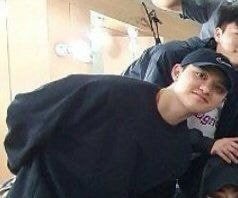 디오(도경수) 맨투맨을 사지 못해 미쳐가는 팬들의 재입고 문의 | 인스티즈