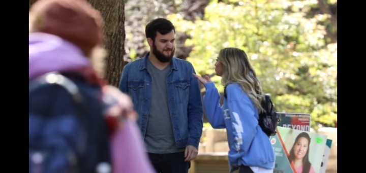 모르는 사람한테 냅다 손키스 날려보기 | 인스티즈