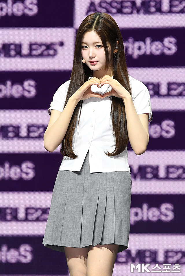 한국식 교복입고 쇼케이스 중인 트리플에스 | 인스티즈