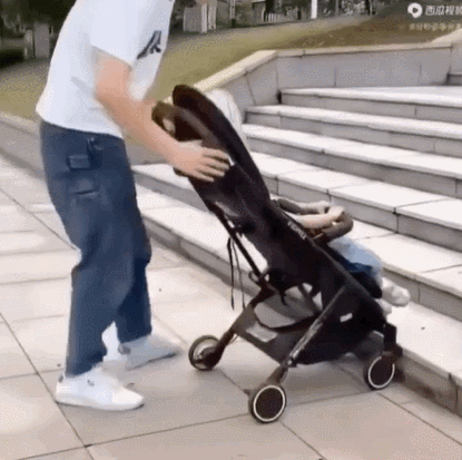 계단 오르기가 가능해진 최신 유모차.gif | 인스티즈
