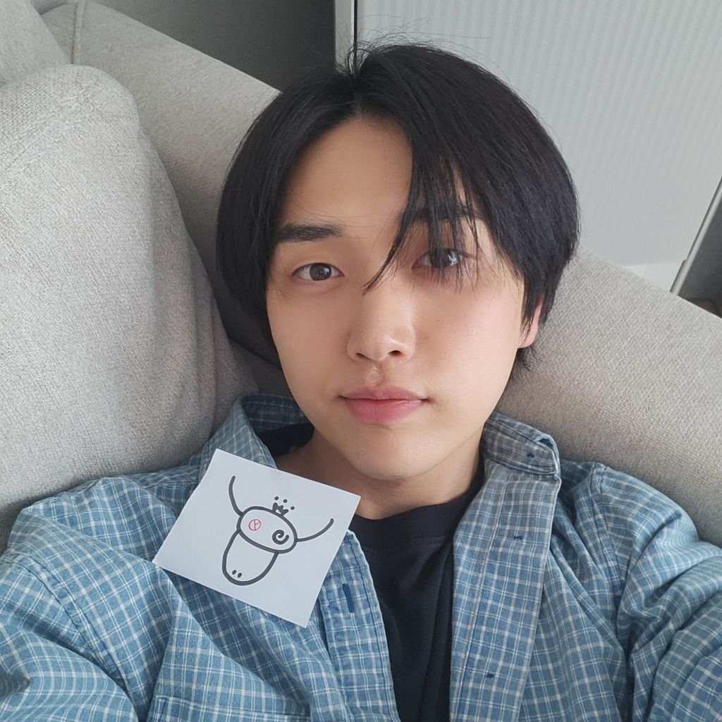 팬들이 시위 때 응원봉 들고 나간 것을 최소 부끄럽지는 않을 것 같은 아이돌 | 인스티즈